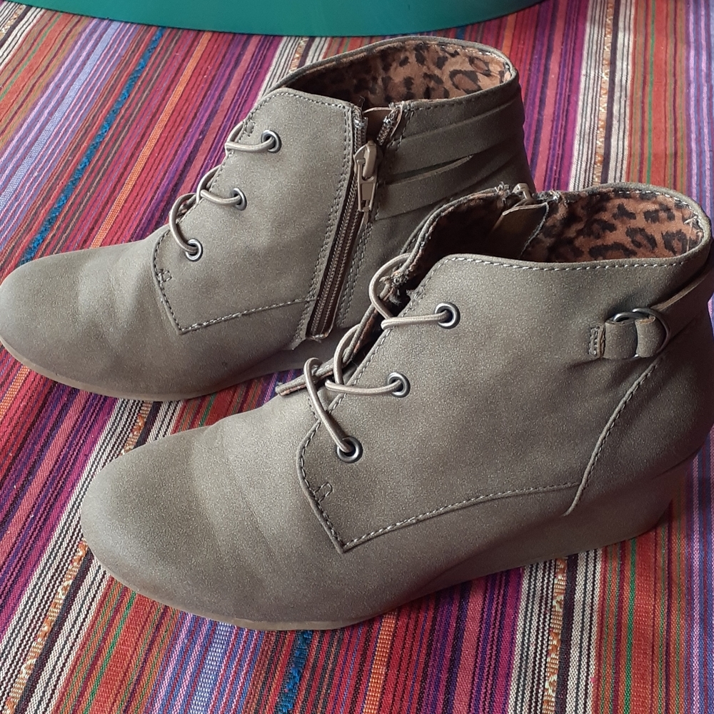 Girls size 3 beige sueded wedge bootie.
